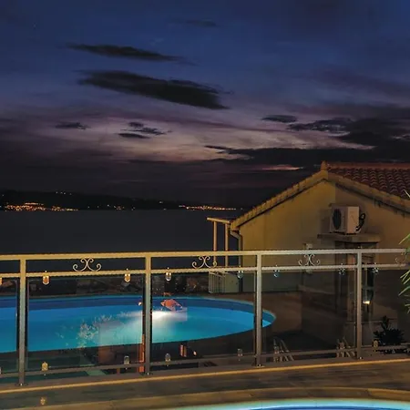 With A Swimming Pool Stanici, - 2800 Apartament Omiš