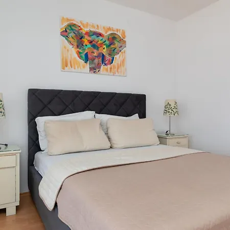 With A Swimming Pool Stanici, - 2800 Apartament Omiš